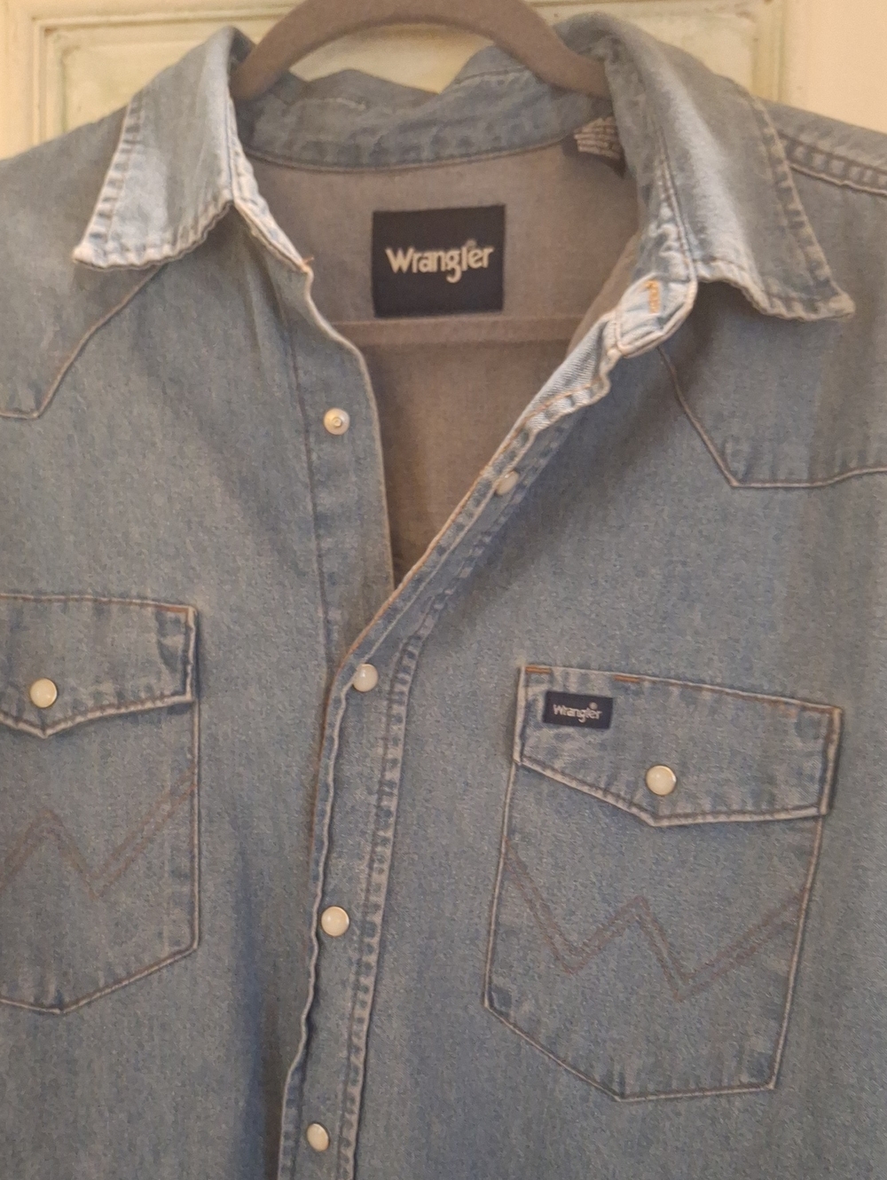 Men's Wrangler light blue denim Jean shirt with pearl snaps sz Large